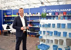 Ronald Vreugdenhil of Pöppelmann presenting the Pöppelman blue concept, which is now also available in the color Taupe.